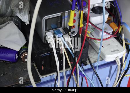 Little India, Singapur, 9. September 2025 Elektrik und Kabel unter einem Tresen einer Werkstatt auf dem Asphalt der Serangoon Road, in Little I Stockfoto