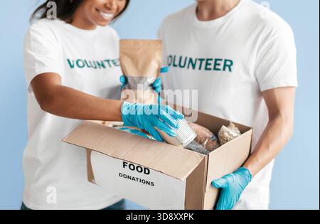 Freiwillige sammeln Lebensmittelspenden für das örtliche Hilfsprogramm Stockfoto