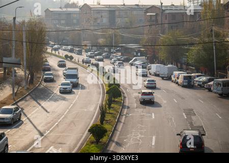 Jerewan Armenien 11.25.2025. Eine belebte Straße mit vielen Autos und ein paar Lastwagen. Die Autos fahren langsam und der Verkehr ist stark Stockfoto
