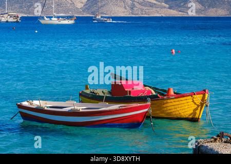 Farbenfrohe Boote liegen im Hafen von Ano Koufonisi, Griechenland Stockfoto