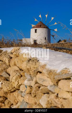 Traditionelle Windmühle am blauen Himmel bei Sonnenuntergang in Koufonisia, Griechenland Stockfoto