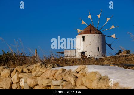 Traditionelle Windmühle am blauen Himmel bei Sonnenuntergang in Koufonisia, Griechenland Stockfoto