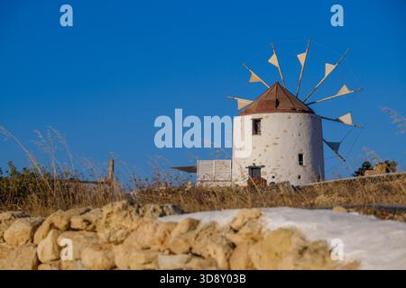 Traditionelle Windmühle am blauen Himmel bei Sonnenuntergang in Koufonisia, Griechenland Stockfoto