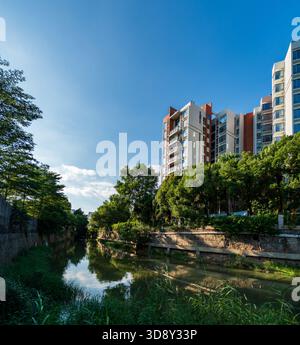 Moderne und zeitgenössische Gebäude in einer Stadt in Dongguan, Provinz Guangdong, China, aus einem ultraweiten Panoramablick. Am Abend Stockfoto