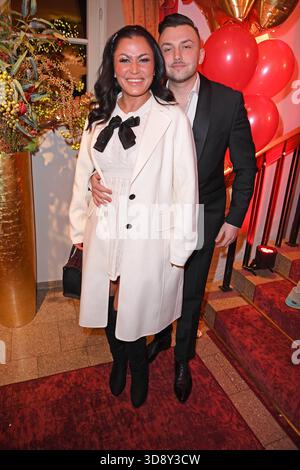 Jasmin Herren mit Freund Philipp Bender - KATYS X-MAS WONDERLAND by Kate Merlan in der Wolkenburg Eventlocation in Köln am 02.12.2025 *** Jasmin Herren mit Freund Philipp Bender KATYS X MAS WONDERLAND by Kate Merlan an der Wolkenburg Event Location in Köln am 02 12 2025 Stockfoto