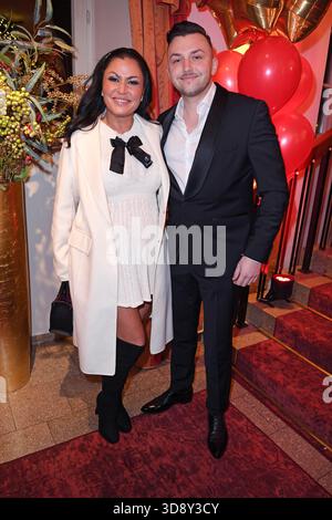 Jasmin Herren mit Freund Philipp Bender - KATYS X-MAS WONDERLAND by Kate Merlan in der Wolkenburg Eventlocation in Köln am 02.12.2025 *** Jasmin Herren mit Freund Philipp Bender KATYS X MAS WONDERLAND by Kate Merlan an der Wolkenburg Event Location in Köln am 02 12 2025 Stockfoto