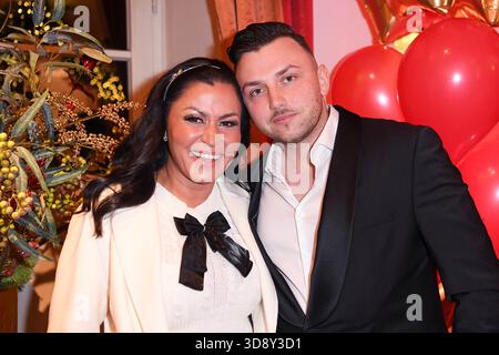 Jasmin Herren mit Freund Philipp Bender - KATYS X-MAS WONDERLAND by Kate Merlan in der Wolkenburg Eventlocation in Köln am 02.12.2025 *** Jasmin Herren mit Freund Philipp Bender KATYS X MAS WONDERLAND by Kate Merlan an der Wolkenburg Event Location in Köln am 02 12 2025 Stockfoto