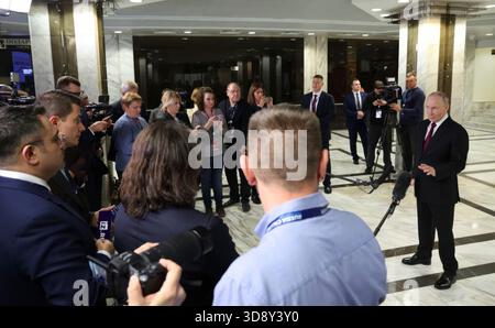 Der russische Präsident Wladimir Putin beantwortet Fragen der Medien, nachdem er im Kreml ein Treffen mit dem Sondergesandten des Präsidenten der Vereinigten Staaten und dem Schwiegersohn von Trump Jared Kushner abgehalten hat. Stockfoto