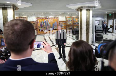 Der russische Präsident Wladimir Putin beantwortet Fragen der Medien, nachdem er im Kreml ein Treffen mit dem Sondergesandten des Präsidenten der Vereinigten Staaten und dem Schwiegersohn von Trump Jared Kushner abgehalten hat. Stockfoto