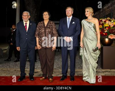 PARAMARIBO – König Willem-Alexander und Königin Máxima kamen zusammen mit der surinamischen Präsidentin Jennifer Geerlings-Simons (2. L) und ihrem Ehemann zur Aufführung im Thalia-Theater an. Sabrina starke, eine niederländische Singer-Songwriterin surinamischer Herkunft, führte ihr Repertoire in Zusammenarbeit mit surinamischen Künstlern auf. Das königliche Paar war auf einem dreitägigen Staatsbesuch in Suriname. ANP REMKO DE WAAL niederlande raus - belgien raus Stockfoto