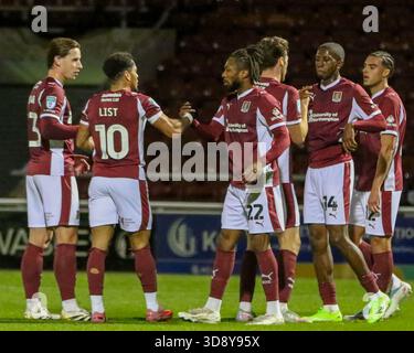 Northampton, Großbritannien. Dezember 2025. Elliott List gratuliert Kyle Edwards aus Northampton Town zum ersten Tor in der EFL Trophy 2nd Round Northampton Town gegen Wycombe Wanderers Credit: Clive Stapleton/Alamy Live News Stockfoto