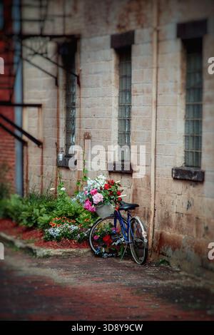Dekoratives Fahrrad in einer Gasse geparkt Stockfoto