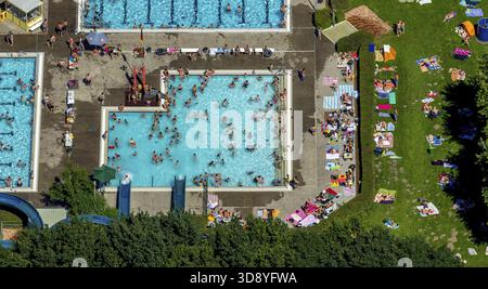 Süd-Freibad mit Schwimmbad, Nichtschwimmerbecken, Badegäste, Liegewiese, Wasserrutsche, Sommer, Hamm, Ruhrgebiet, Nordrhein-Westfalen, GE Stockfoto