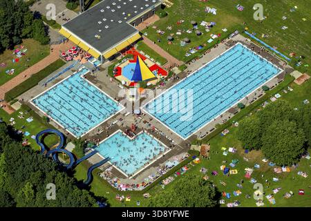 Süd-Freibad mit Schwimmbad, Nichtschwimmerbecken, Badewannen, Liegewiese, Wasserrutsche, Sommer, Hamm, Ruhrgebiet, Nordrhein-Westfalen, Keim Stockfoto