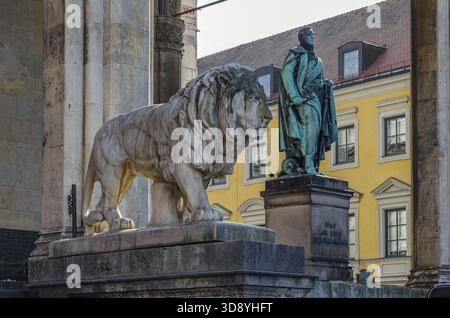 Statue von Karl Philipp von Wrede von Ludwig Schwanthaler (1844) und Löwenplastik von Wilhelm von Rumann (1906) in München Stockfoto