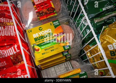 Aus der Nähe von Verpackungen von Beyond Burger Patties auf Pflanzenbasis im Gefrierbereich eines Sprossen-Lebensmittelgeschäfts Stockfoto