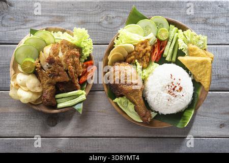 Berühmte traditionelle indonesische Küche. Köstliches Nasi-Ayam-Penyet mit Sambal Belacan. Gebratener Hühnerreis Stockfoto
