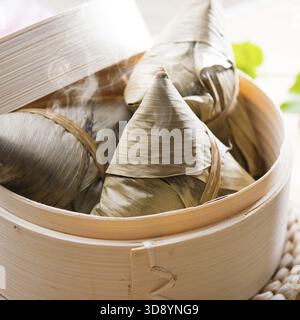 Heiße Reisknödel oder Zongzi. Traditionelle gedämpfte klebrige Reisknödel. Chinesisches Essen Dim Sum. Asiatische Küche Stockfoto