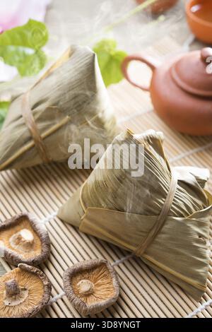 Traditionelle gedämpfte klebrige Reisknödel. Heiße Reisknödel oder Zongzi. Chinesisches Festessen. Asiatische Küche Stockfoto
