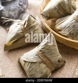 Traditionelle gedämpfte klebrige Reisknödel. Heiße Reisknödel oder Zongzi. Chinesisches Essen Dim Sum. Asiatische Küche Stockfoto