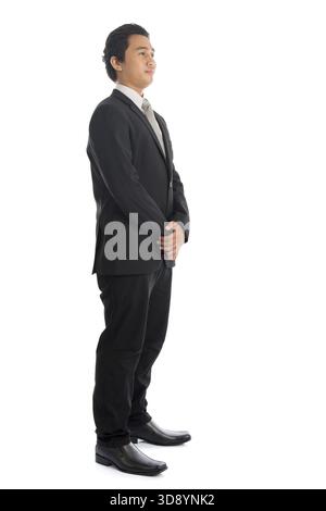 Ganzkörperseitenansicht eines hübschen jungen südostasiatischen Geschäftsmannes, der isoliert auf weißem Hintergrund steht Stockfoto