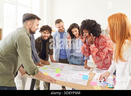 Kollegen, die während der Bürositzung an Einem Geschäftsplan arbeiten Stockfoto