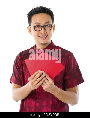 Asiatische chinesische Mann halten rote Pakete / Ang pow für frohes neues Jahr, isoliert auf weißem Hintergrund Stockfoto