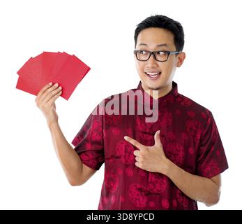 Asiatische chinesische Mann zeigt viele rote Pakete / Ang pow, isoliert auf weißem Hintergrund Stockfoto