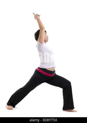 Asiatische reife Frau, die Yoga macht, isoliert auf weißem Hintergrund Stockfoto