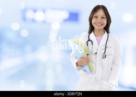 Junge Ärztin Frau. Südostasiatischer Medizinstudent auf Krankenhaushintergrund Stockfoto