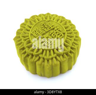 Chinesischer Matcha Mooncake isoliert auf weißem Hintergrund. Chinesische Wörter auf dem Mondkuchen bedeuten Dotterlotus Stockfoto