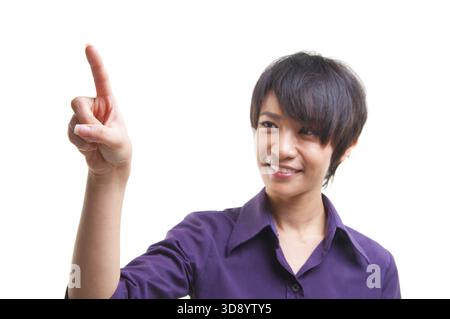 Kurzes Haar, kühle asiatische Frau, die auf leeren Raum zeigt, bereit für Text Stockfoto