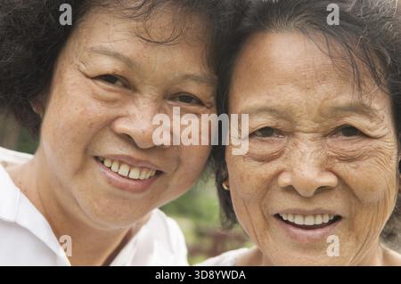 Porträt der gesunden glücklichen asiatischen Senioren Mutter und Tochter lachen im Outdoor-Naturpark, Morgen schöne Sonnenlicht Hintergrund Stockfoto