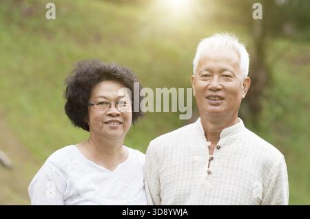 Glückliches reifes asiatisches Seniorenpaar im Outdoor Park Stockfoto
