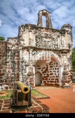 Alte Kanone vor Festung A Famosa in Melaka, Malaysia Stockfoto