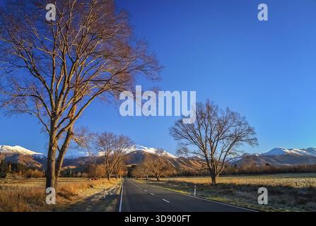 Straße durch die wunderschöne Bergwelt auf dem Weg zum Mt. Cook in Neuseeland Stockfoto