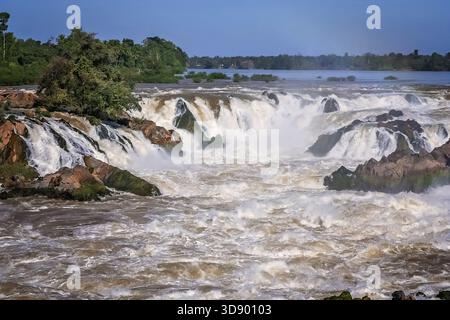 Leistungsstarke Khone Falls auf Mekong in Laos Stockfoto