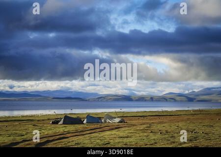 Drei Zelte aufgeschlagen auf dem Ufer von See Manasarovar in Zentral-Tibet Stockfoto