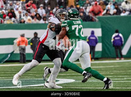 Am Sonntag, den 30. November 2025, kämpfen die New York Jets Defensive End Micheal Clemons (72) und Atlanta Falcons Offensive Tackle Elijah Wilkinson (71) im MetLife Stadium in East Rutherford, New Jersey. Duncan Williams/CSM Stockfoto