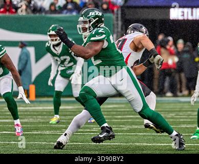 Die New York Jets verteidigten Micheal Clemons (72) gegen die Atlanta Falcons im MetLife Stadium in East Rutherford, New Jersey am Sonntag, den 30. November 2025. Duncan Williams/CSM Stockfoto