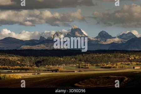 Blick auf die Grand Tetons bei Sonnenaufgang an einem Sommerabend. Stockfoto