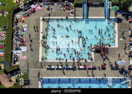 Süd-Freibad mit Schwimmbad, Nichtschwimmerbecken, Badegäste, Liegewiese, Wasserrutsche, Sommer, Hamm, Ruhrgebiet, Nordrhein-Westfalen, GE Stockfoto
