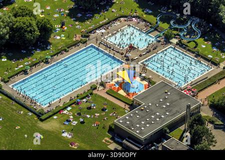 Süd-Freibad mit Schwimmbad, Nichtschwimmerbecken, Badegäste, Liegewiese, Wasserrutsche, Sommer, Hamm, Ruhrgebiet, Nordrhein-Westfalen, GE Stockfoto