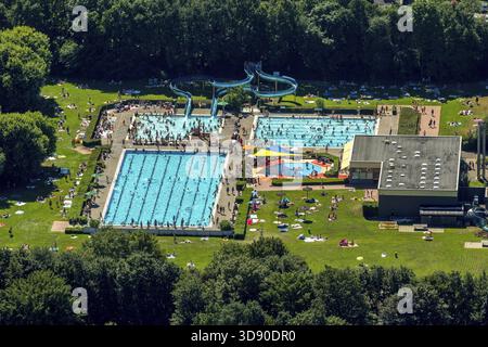 Süd-Freibad mit Schwimmbad, Nichtschwimmerbecken, Badegäste, Liegewiese, Wasserrutsche, Sommer, Hamm, Ruhrgebiet, Nordrhein-Westfalen, GE Stockfoto