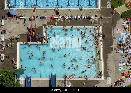 Süd-Freibad mit Schwimmbad, Nichtschwimmerbecken, Badegäste, Liegewiese, Wasserrutsche, Sommer, Hamm, Ruhrgebiet, Nordrhein-Westfalen, GE Stockfoto