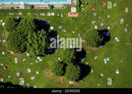 Süd-Freibad mit Schwimmbad, Nichtschwimmerbecken, Badegäste, Liegewiese, Wasserrutsche, Sommer, Hamm, Ruhrgebiet, Nordrhein-Westfalen, GE Stockfoto