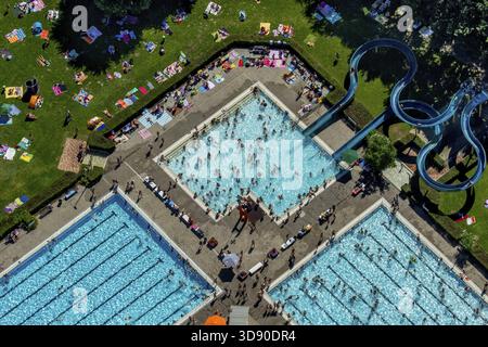 Süd-Freibad mit Schwimmbad, Nichtschwimmerbecken, Badegäste, Liegewiese, Wasserrutsche, Sommer, Hamm, Ruhrgebiet, Nordrhein-Westfalen, GE Stockfoto
