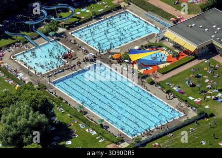 Süd-Freibad mit Schwimmbad, Nichtschwimmerbecken, Badegäste, Liegewiese, Wasserrutsche, Sommer, Hamm, Ruhrgebiet, Nordrhein-Westfalen, GE Stockfoto