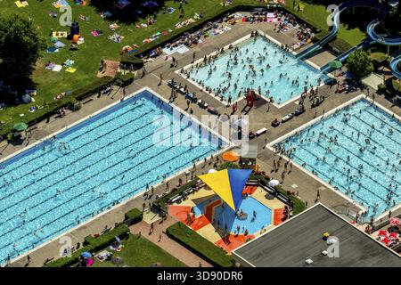 Süd-Freibad mit Schwimmbad, Nichtschwimmerbecken, Badegäste, Liegewiese, Wasserrutsche, Sommer, Hamm, Ruhrgebiet, Nordrhein-Westfalen, GE Stockfoto
