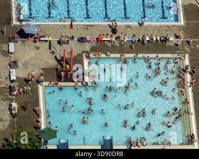 Süd-Freibad mit Schwimmbad, Nichtschwimmerbecken, Badegäste, Liegewiese, Wasserrutsche, Sommer, Hamm, Ruhrgebiet, Nordrhein-Westfalen, GE Stockfoto